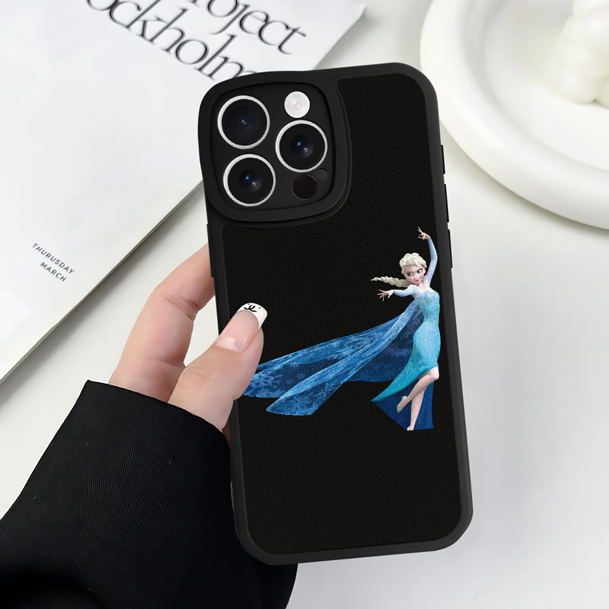 （画像用） アナと雪の女王 アンナ エルサ Frozen Anna Elsa 【iPhone 16シリーズ対応】シリコンスマホケース（レザー調） 材質：シリコン